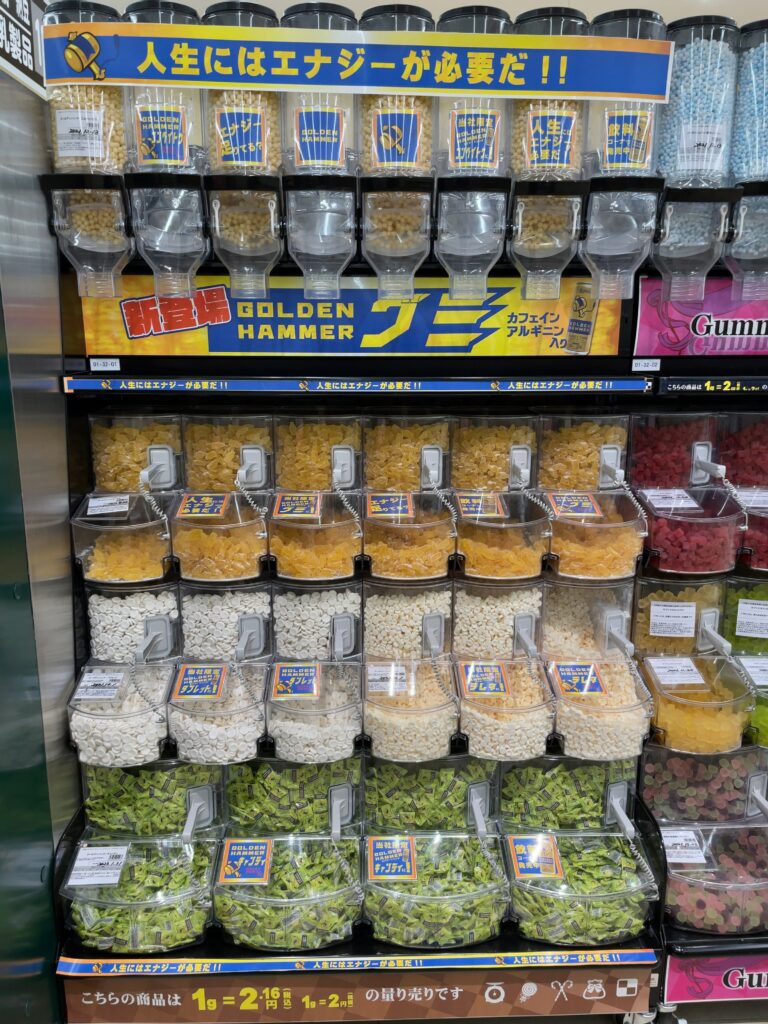 お菓子の量り売りのコンテナ棚（1）