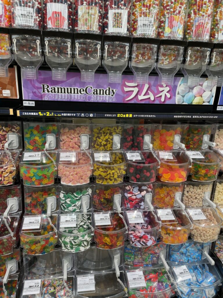 お菓子の量り売りのコンテナ棚（4）
