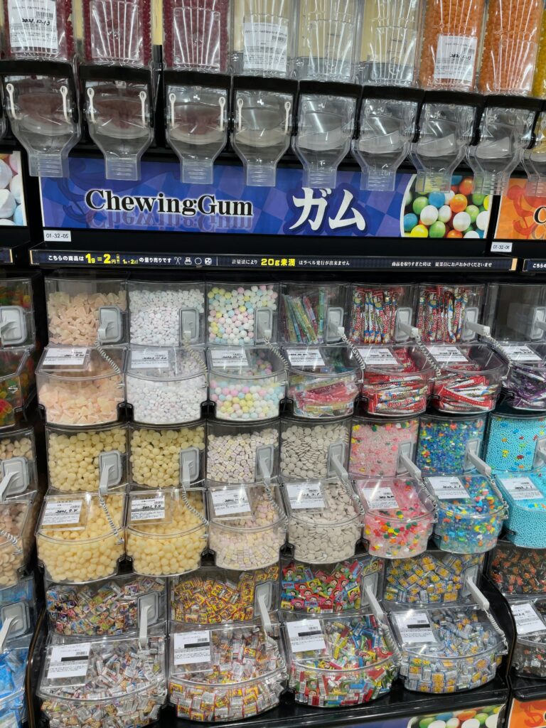 お菓子の量り売りのコンテナ棚（5）