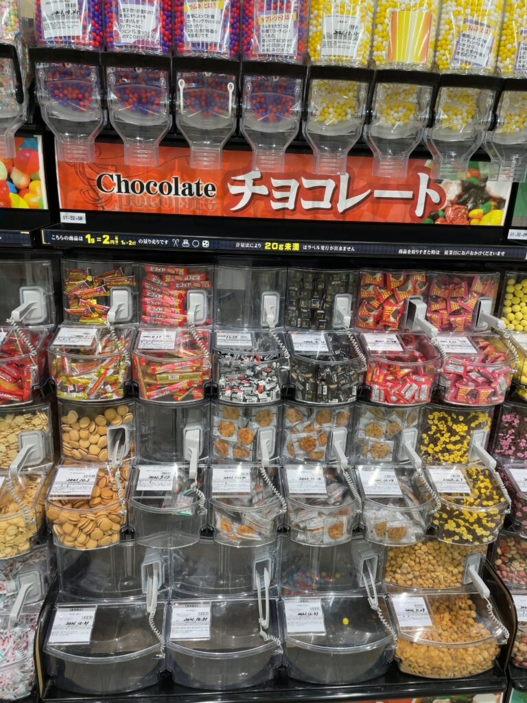 お菓子の量り売りのコンテナ棚（8）