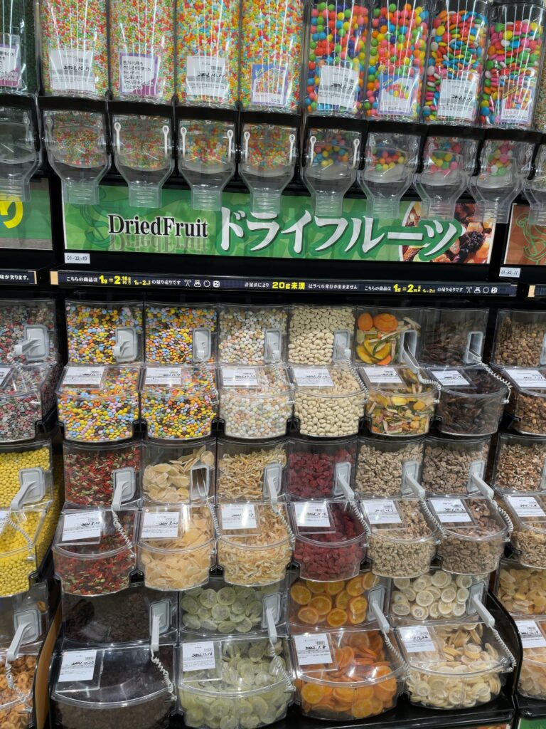 お菓子の量り売りのコンテナ棚（10）